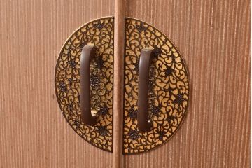 中古　柾目造り　衣装盆の透かし彫りが魅力!高級感と上品さを併せ持つ国産の桐箪笥(衣装箪笥、着物箪笥、引き出し、和タンス、桐たんす)(定価約110万円)(R-048667)