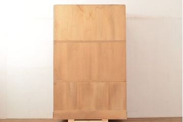 中古　柾目造り　衣装盆の透かし彫りが魅力!高級感と上品さを併せ持つ国産の桐箪笥(衣装箪笥、着物箪笥、引き出し、和タンス、桐たんす)(定価約110万円)(R-048667)