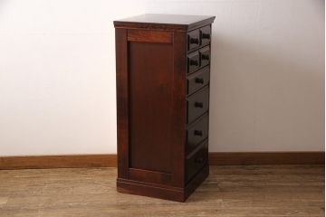 中古　民芸家具　赤みがかった色合いと木目が目を引く人気の縦型チェスト(引き出し、サイドチェスト)(R-048675)