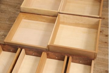 中古　民芸家具　赤みがかった色合いと木目が目を引く人気の縦型チェスト(引き出し、サイドチェスト)(R-048675)