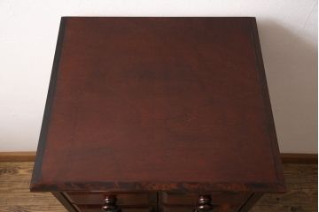中古　民芸家具　赤みがかった色合いと木目が目を引く人気の縦型チェスト(引き出し、サイドチェスト)(R-048675)