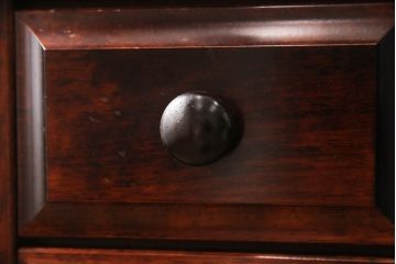 中古　民芸家具　赤みがかった色合いと木目が目を引く人気の縦型チェスト(引き出し、サイドチェスト)(R-048675)