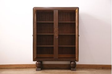 イギリスアンティーク　オーク材　ブルボーズレッグが目を引く、上品な雰囲気を醸しだすブックケース(本箱、飾り棚、収納棚、キャビネット)(R-048687)