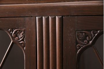 イギリスアンティーク　オーク材　ブルボーズレッグが目を引く、上品な雰囲気を醸しだすブックケース(本箱、飾り棚、収納棚、キャビネット)(R-048687)