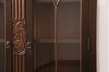 イギリスアンティーク　オーク材　ブルボーズレッグが目を引く、上品な雰囲気を醸しだすブックケース(本箱、飾り棚、収納棚、キャビネット)(R-048687)