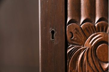 イギリスアンティーク　オーク材　ブルボーズレッグが目を引く、上品な雰囲気を醸しだすブックケース(本箱、飾り棚、収納棚、キャビネット)(R-048687)