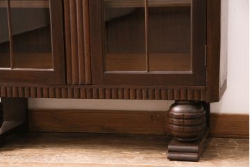 イギリスアンティーク　オーク材　ブルボーズレッグが目を引く、上品な雰囲気を醸しだすブックケース(本箱、飾り棚、収納棚、キャビネット)(R-048687)