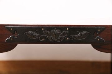 中古　伝統民芸家具　岩谷堂箪笥　大胆な杢目と上品な意匠が目を惹くケヤキ材製の座卓(ローテーブル)(R-048698)