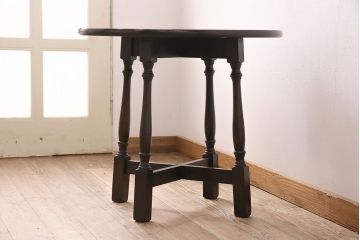 イギリスヴィンテージ　シックな佇まいが魅力的なバーチ材製の丸テーブル(カフェテーブル、サイドテーブル、ラウンドテーブル、ビンテージ)(R-048701)