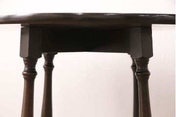 イギリスヴィンテージ　シックな佇まいが魅力的なバーチ材製の丸テーブル(カフェテーブル、サイドテーブル、ラウンドテーブル、ビンテージ)(R-048701)
