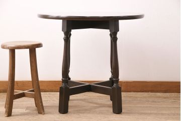 イギリスヴィンテージ　シックな佇まいが魅力的なバーチ材製の丸テーブル(カフェテーブル、サイドテーブル、ラウンドテーブル、ビンテージ)(R-048701)