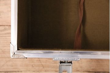 ビンテージ　インダストリアルな空間のディスプレイにおすすめ!!格好良いジュラルミントランク(鞄、カバン、収納、ディスプレイ)(R-048703)
