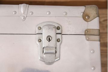 ビンテージ　インダストリアルな空間のディスプレイにおすすめ!!格好良いジュラルミントランク(鞄、カバン、収納、ディスプレイ)(R-048703)