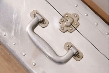 ビンテージ　インダストリアルな空間のディスプレイにおすすめ!!格好良いジュラルミントランク(鞄、カバン、収納、ディスプレイ)(R-048703)