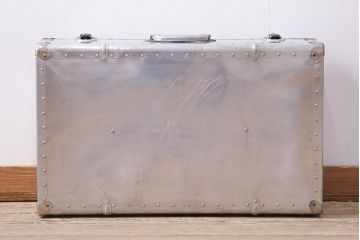 ビンテージ　インダストリアルな空間のディスプレイにおすすめ!!格好良いジュラルミントランク(鞄、カバン、収納、ディスプレイ)(R-048703)