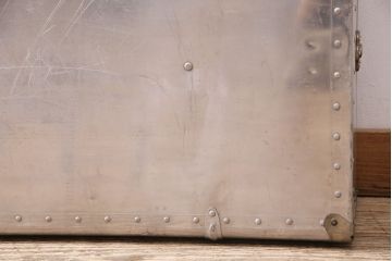 ビンテージ　インダストリアルな空間のディスプレイにおすすめ!!格好良いジュラルミントランク(鞄、カバン、収納、ディスプレイ)(R-048703)