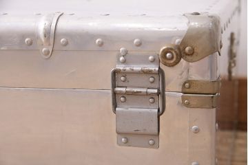ビンテージ雑貨　インダストリアルな空間のディスプレイにおすすめ!!格好良いジュラルミントランク(鞄、カバン、収納、ディスプレイ)(R-048703)