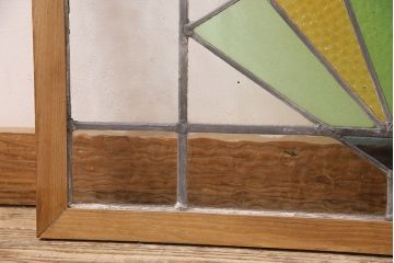 イギリスアンティーク　おしゃれなステンドグラス入り!お部屋のアクセントになるフィックス窓(明り取り、建具)(R-048704)