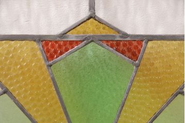 イギリスアンティーク　おしゃれなステンドグラス入り!お部屋のアクセントになるフィックス窓(明り取り、建具)(R-048704)