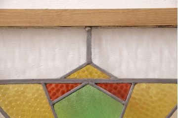 イギリスアンティーク　おしゃれなステンドグラス入り!お部屋のアクセントになるフィックス窓(明り取り、建具)(R-048704)