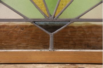 イギリスアンティーク　おしゃれなステンドグラス入り!お部屋のアクセントになるフィックス窓(明り取り、建具)(R-048704)