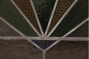 イギリスアンティーク　おしゃれなステンドグラス入り!お部屋のアクセントになるフィックス窓(明り取り、建具)(R-048705)