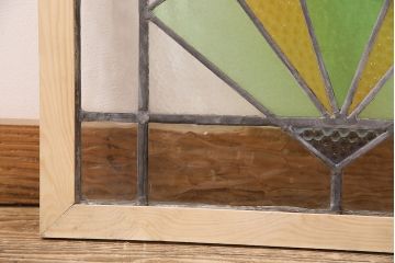 イギリスアンティーク　おしゃれなステンドグラス入り!お部屋のアクセントになるフィックス窓(明り取り、建具)(R-048705)