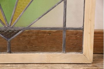 イギリスアンティーク　おしゃれなステンドグラス入り!お部屋のアクセントになるフィックス窓(明り取り、建具)(R-048705)