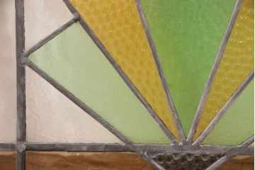 イギリスアンティーク　おしゃれなステンドグラス入り!お部屋のアクセントになるフィックス窓(明り取り、建具)(R-048705)