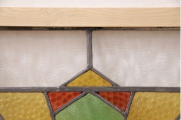 イギリスアンティーク　おしゃれなステンドグラス入り!お部屋のアクセントになるフィックス窓(明り取り、建具)(R-048705)