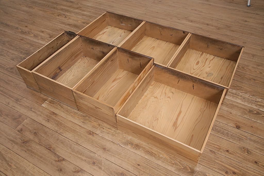 アンティーク家具　関西　前板ケヤキ材　ヒノキ材　経年の味わいを感じる重ね階段箪笥(和箪笥、時代箪笥)(R-048719)