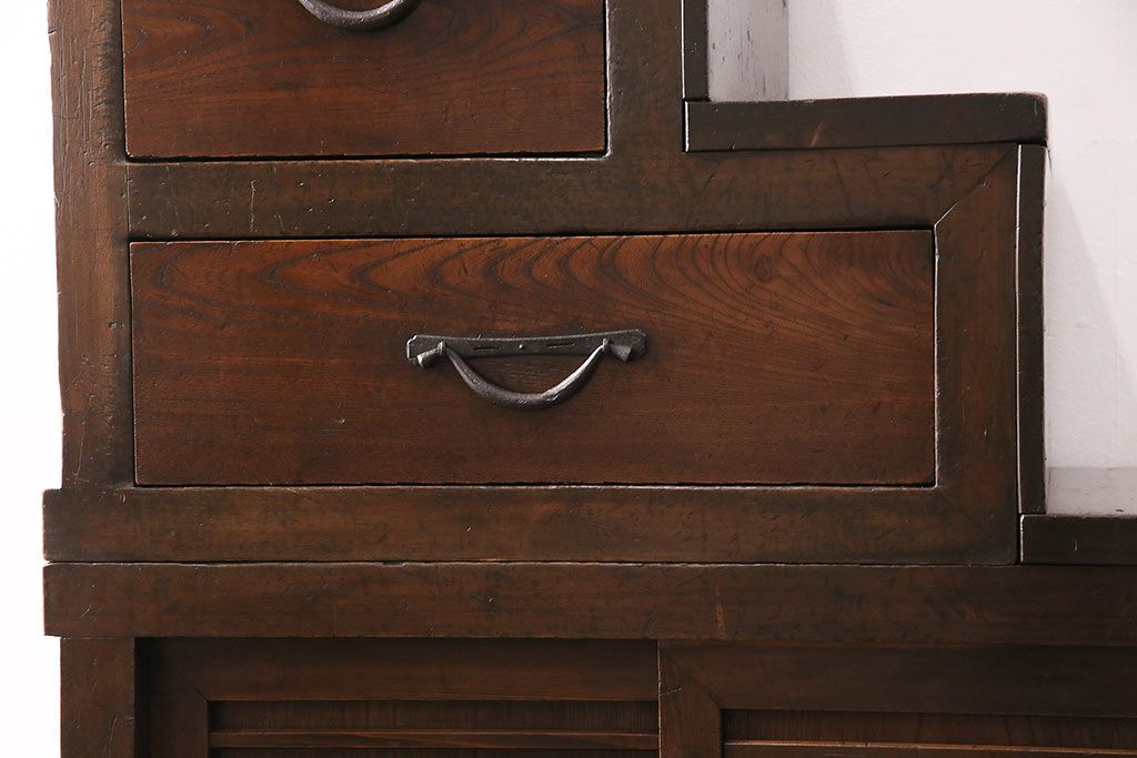 アンティーク家具　関西　前板ケヤキ材　ヒノキ材　経年の味わいを感じる重ね階段箪笥(和箪笥、時代箪笥)(R-048719)