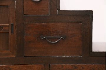 アンティーク家具　関西　前板ケヤキ材　ヒノキ材　経年の味わいを感じる重ね階段箪笥(和箪笥、時代箪笥)(R-048719)