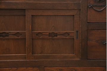 アンティーク家具　関西　前板ケヤキ材　ヒノキ材　経年の味わいを感じる重ね階段箪笥(和箪笥、時代箪笥)(R-048719)