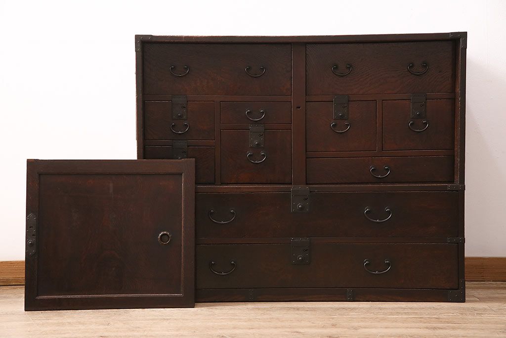 和製アンティーク 品のある佇まいが魅力的なケヤキ材製の帳場箪笥(時代箪笥、整理箪笥)(R-048722)