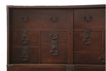 和製アンティーク 品のある佇まいが魅力的なケヤキ材製の帳場箪笥(時代箪笥、整理箪笥)(R-048722)