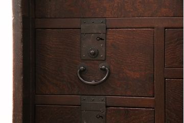 和製アンティーク 品のある佇まいが魅力的なケヤキ材製の帳場箪笥(時代箪笥、整理箪笥)(R-048722)