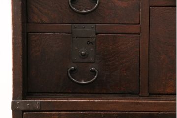 和製アンティーク 品のある佇まいが魅力的なケヤキ材製の帳場箪笥(時代箪笥、整理箪笥)(R-048722)