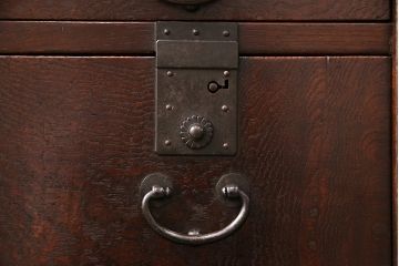 和製アンティーク 品のある佇まいが魅力的なケヤキ材製の帳場箪笥(時代箪笥、整理箪笥)(R-048722)