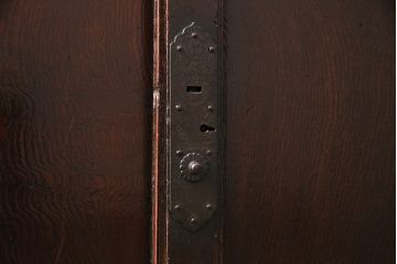 和製アンティーク 品のある佇まいが魅力的なケヤキ材製の帳場箪笥(時代箪笥、整理箪笥)(R-048722)