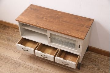 和製アンティーク　天板・鉄脚付きリメイク　優しげなペイントカラーがナチュラルスタイルにぴったりなリビングボード(テレビ台、ローボード、収納棚)(R-048723)