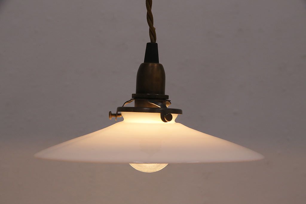 アンティーク照明　ノスタルジックな雰囲気を醸し出す平笠シェードの吊り下げ照明(ペンダントライト、天井照明、電笠)(R-048726)