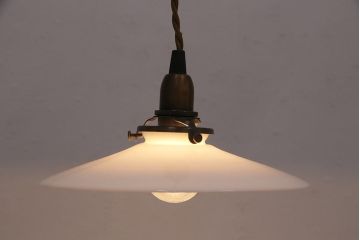 アンティーク照明　ノスタルジックな雰囲気を醸し出す平笠シェードの吊り下げ照明(ペンダントライト、天井照明、電笠)(R-048726)