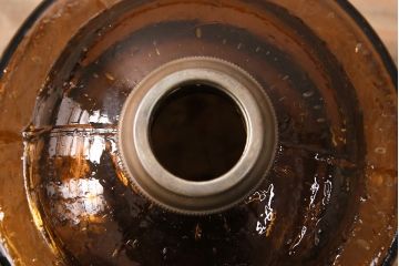 昭和レトロ　色ガラスがレトロな雰囲気を高めるビンテージオイルランプ(石油ランプ、洋燈、吊り下げランプ)(R-048727)