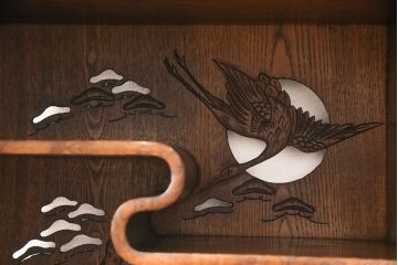 和製アンティーク　前面タモ材　玉杢が目を引く!背板の凝ったつくりが魅力の茶箪笥(茶棚、収納棚、飾り棚)(R-048728)
