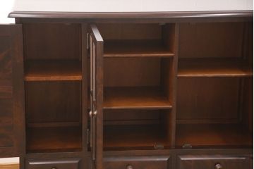 中古　北海道民芸家具　和洋どちらにも取り入れやすい、落ち着いた雰囲気が魅力のサイドボード(キャビネット、収納棚、食器棚)(R-048730)