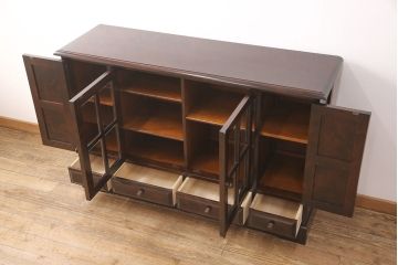 中古　北海道民芸家具　和洋どちらにも取り入れやすい、落ち着いた雰囲気が魅力のサイドボード(キャビネット、収納棚、食器棚)(R-048730)