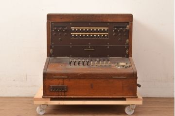 アンティーク雑貨　昭和32年　沖電気工業　20回線1号単紐共電式交換機(電話機)(R-048731)