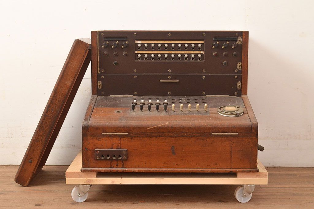 アンティーク雑貨　昭和32年　沖電気工業　20回線1号単紐共電式交換機(電話機)(R-048731)