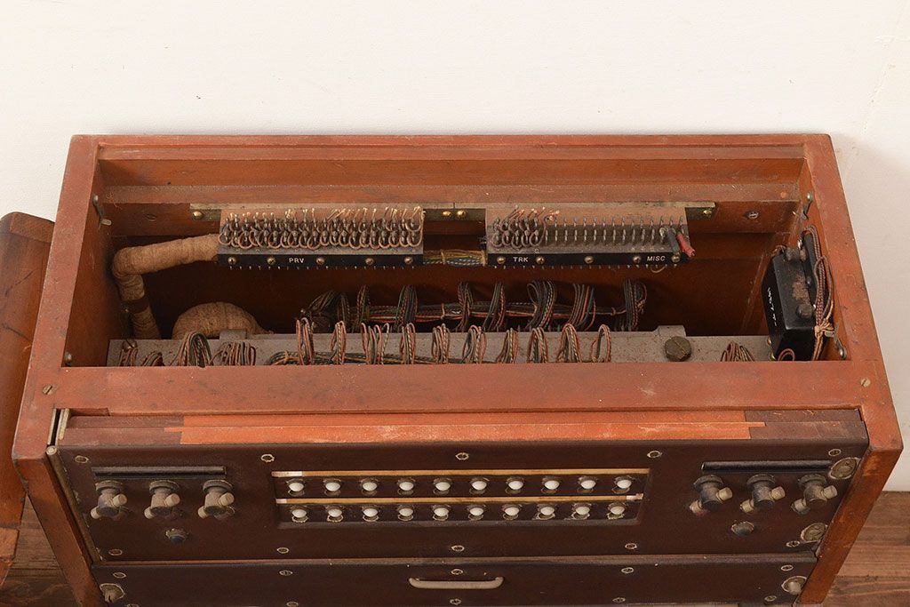 アンティーク雑貨　昭和32年　沖電気工業　20回線1号単紐共電式交換機(電話機)(R-048731)